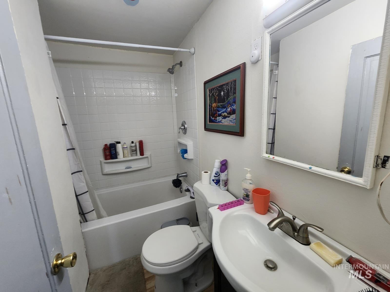 514 North 11th Street Nyssa, OR 97913 - Photo 9 of 33 Full bathroom with shower / bathtub combination with curtain and vanity