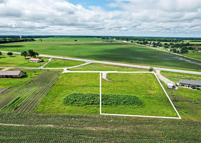 a view of a big room with a big yard