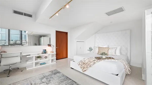 $18,500 | 101 20th Street, Unit THB 1505, Miami Beach, FL 33139