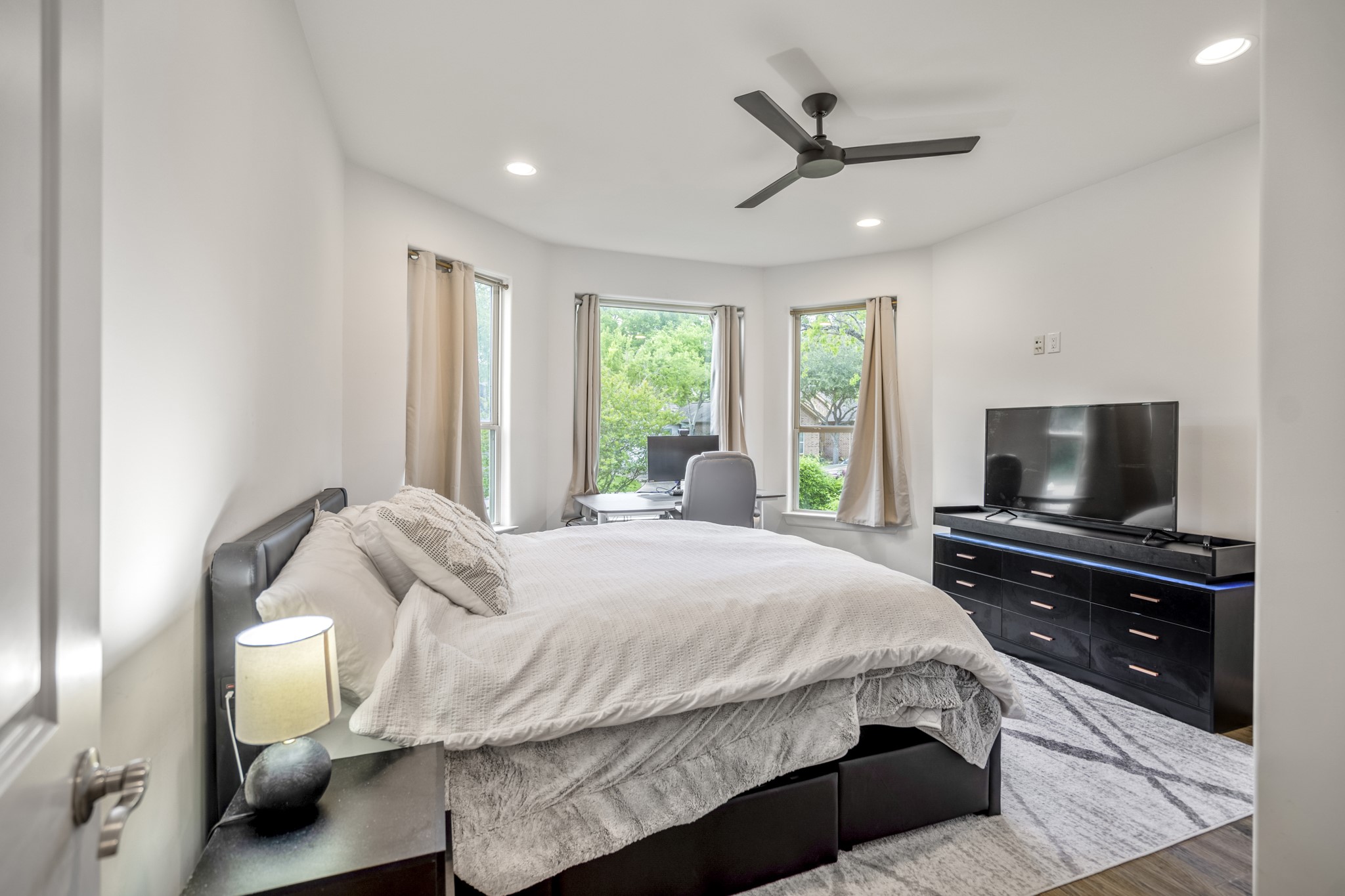 3202 Ozark Street Houston, TX 77021 - Photo 22 of 31 Large downstairs bedroom with two closets.