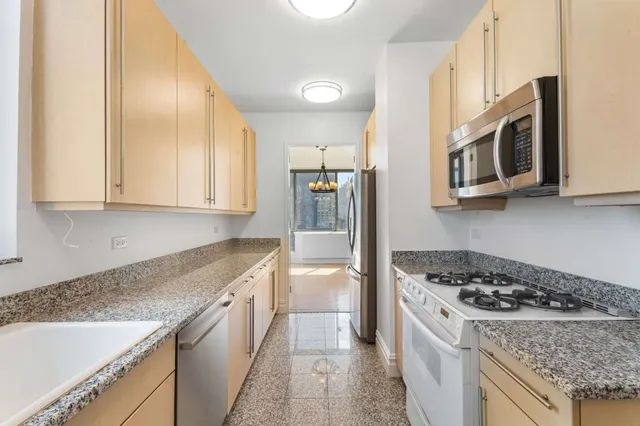 $2,350,000 | 2 Columbus Avenue, Unit 20B | Upper West Side