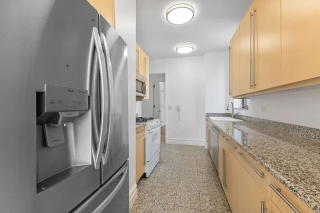 $2,350,000 | 2 Columbus Avenue, Unit 20B | Upper West Side