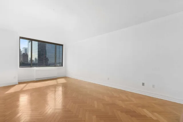 $2,350,000 | 2 Columbus Avenue, Unit 20B | Upper West Side