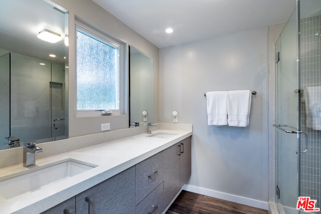 191 Rincon Point Road Carpinteria, CA 93013 - Photo 11 of 19 a bathroom with a sink and a mirror