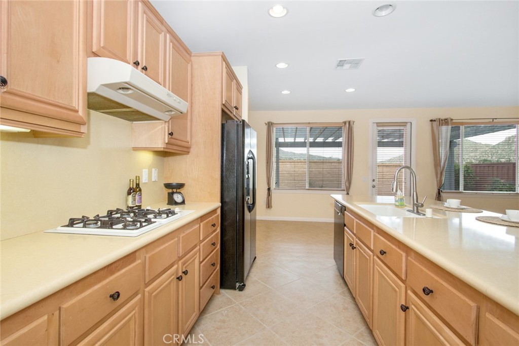 8172 Parry Drive Hemet, CA 92545 - Photo 13 of 47 Kitchen