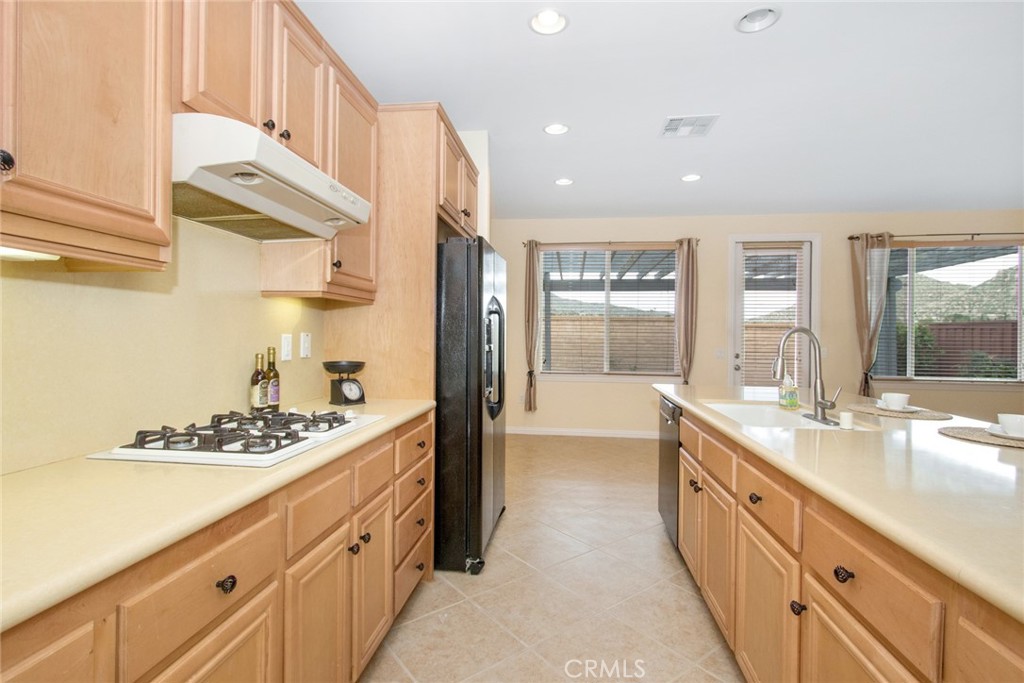 8172 Parry Drive Hemet, CA 92545 - Photo 13 of 47 Kitchen