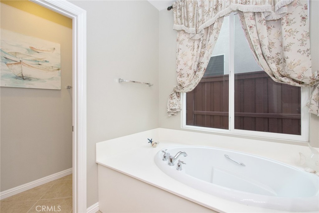 8172 Parry Drive Hemet, CA 92545 - Photo 19 of 41 Ensuite bathroom with view of tub and water closet