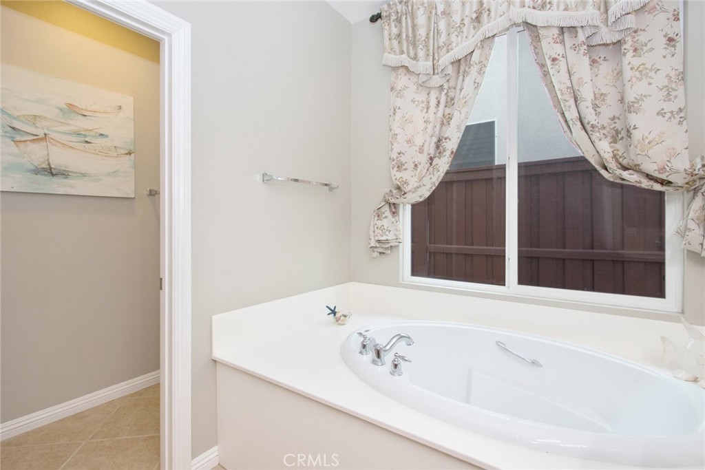 8172 Parry Drive Hemet, CA 92545 - Photo 25 of 47 Ensuite bathroom with view of tub and water closet