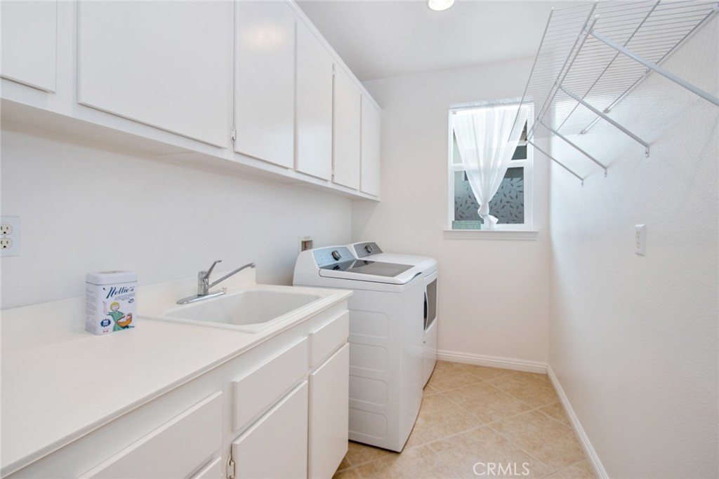 8172 Parry Drive Hemet, CA 92545 - Photo 29 of 47 Laundry room