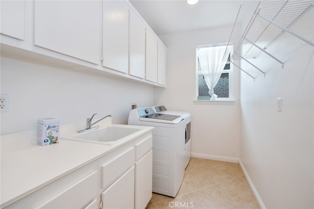 8172 Parry Drive Hemet, CA 92545 - Photo 29 of 47 Laundry room