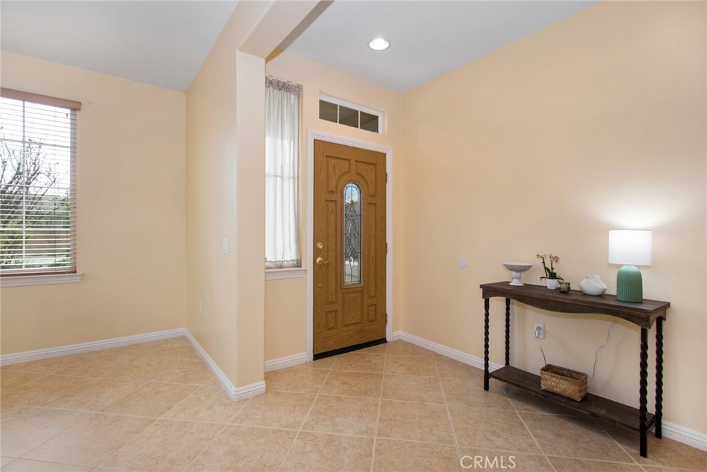 8172 Parry Drive Hemet, CA 92545 - Photo 3 of 47 Foyer