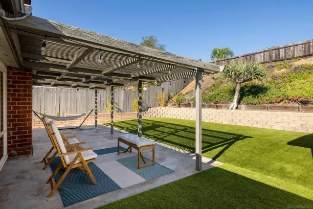 a view of a house with backyard