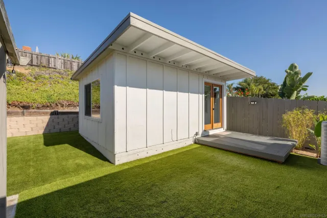 a view of back yard of the house