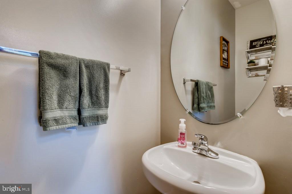 558 Callander Way Abingdon, MD 21009 - Photo 9 of 25 Main floor powder room