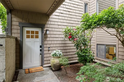 $1,100,000 | 17498 Northeast 40th Place, Unit I1, Redmond, WA 98052