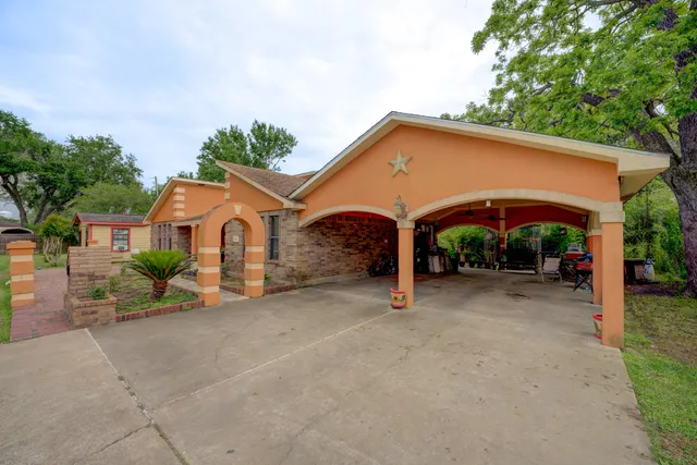 $265,000 | 316 Hickman Lane, Angleton, TX 77515