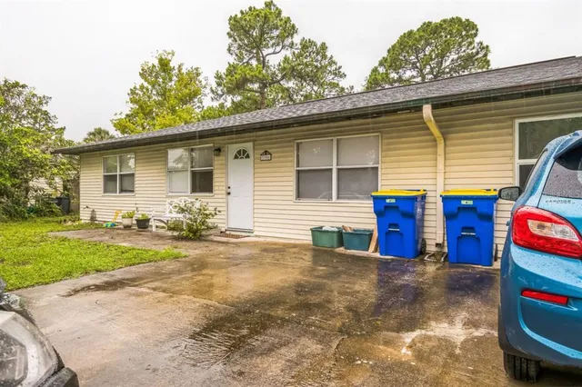 a view of a house with backyard