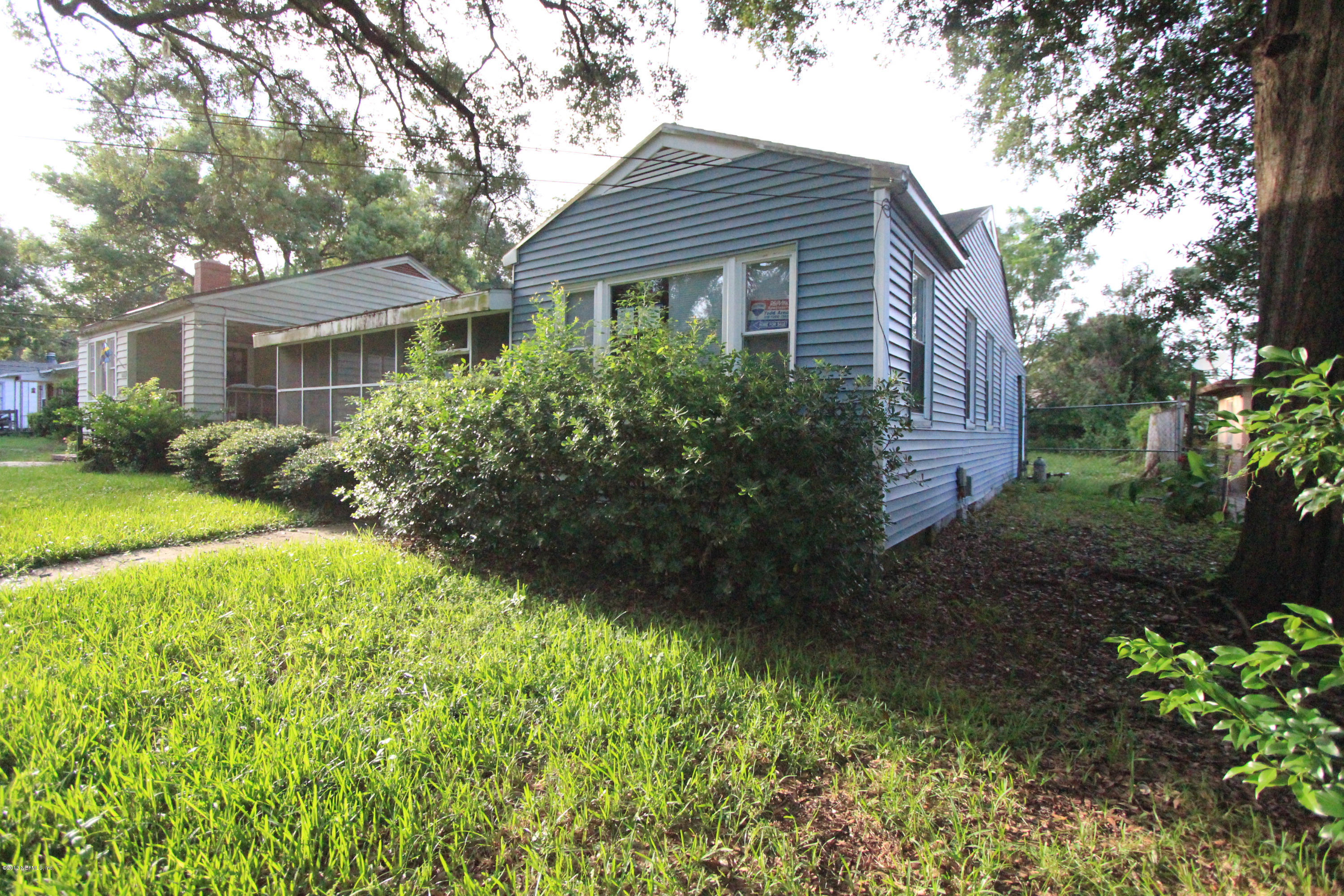 5209 Birkenhead Road Jacksonville, FL 32210 - Photo 4 of 19 a house that has a lot of plants in it