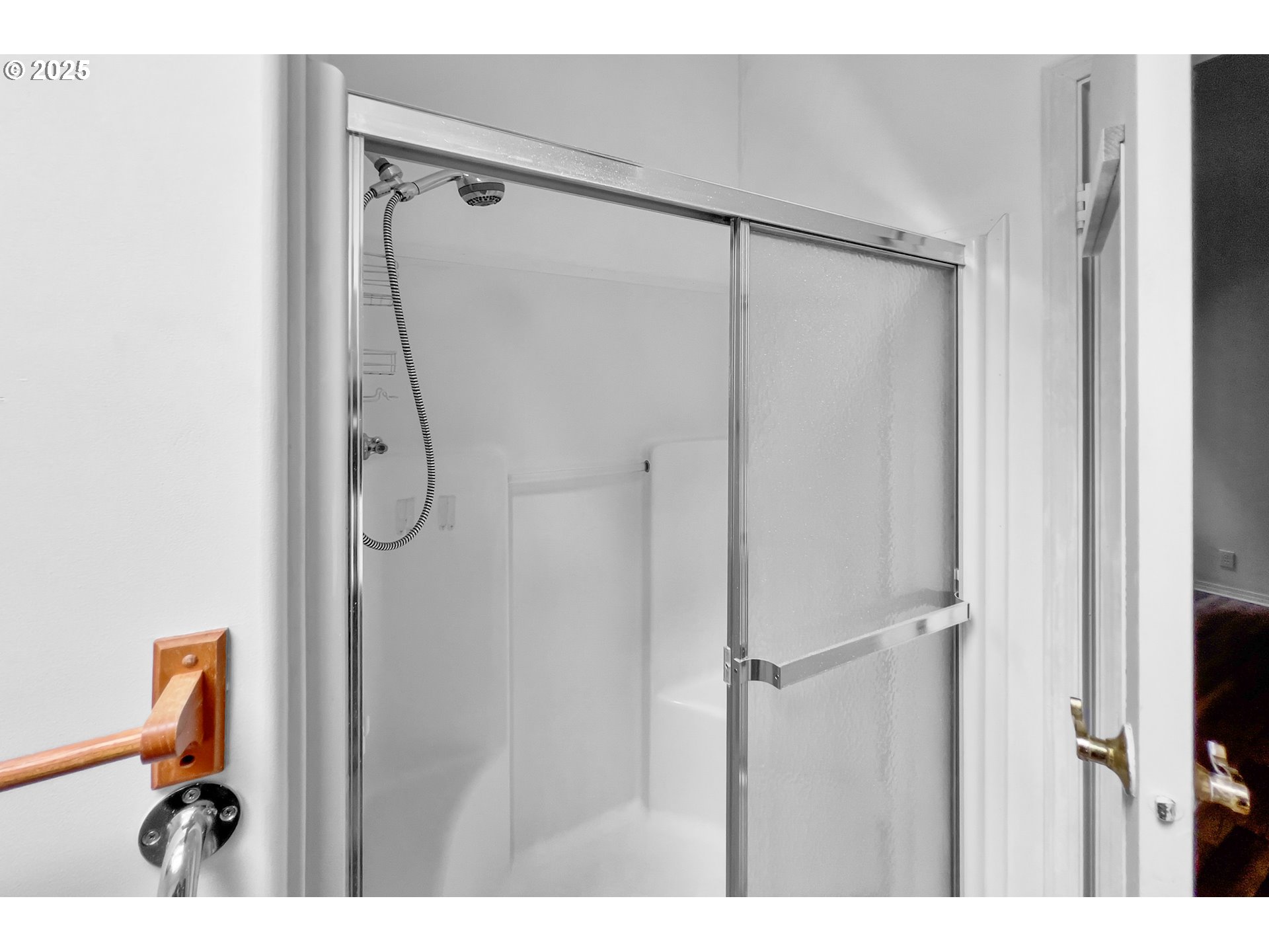 100 Seagrove Loop Lincoln City, OR 97367 - Photo 23 of 36 a picture of a bathroom