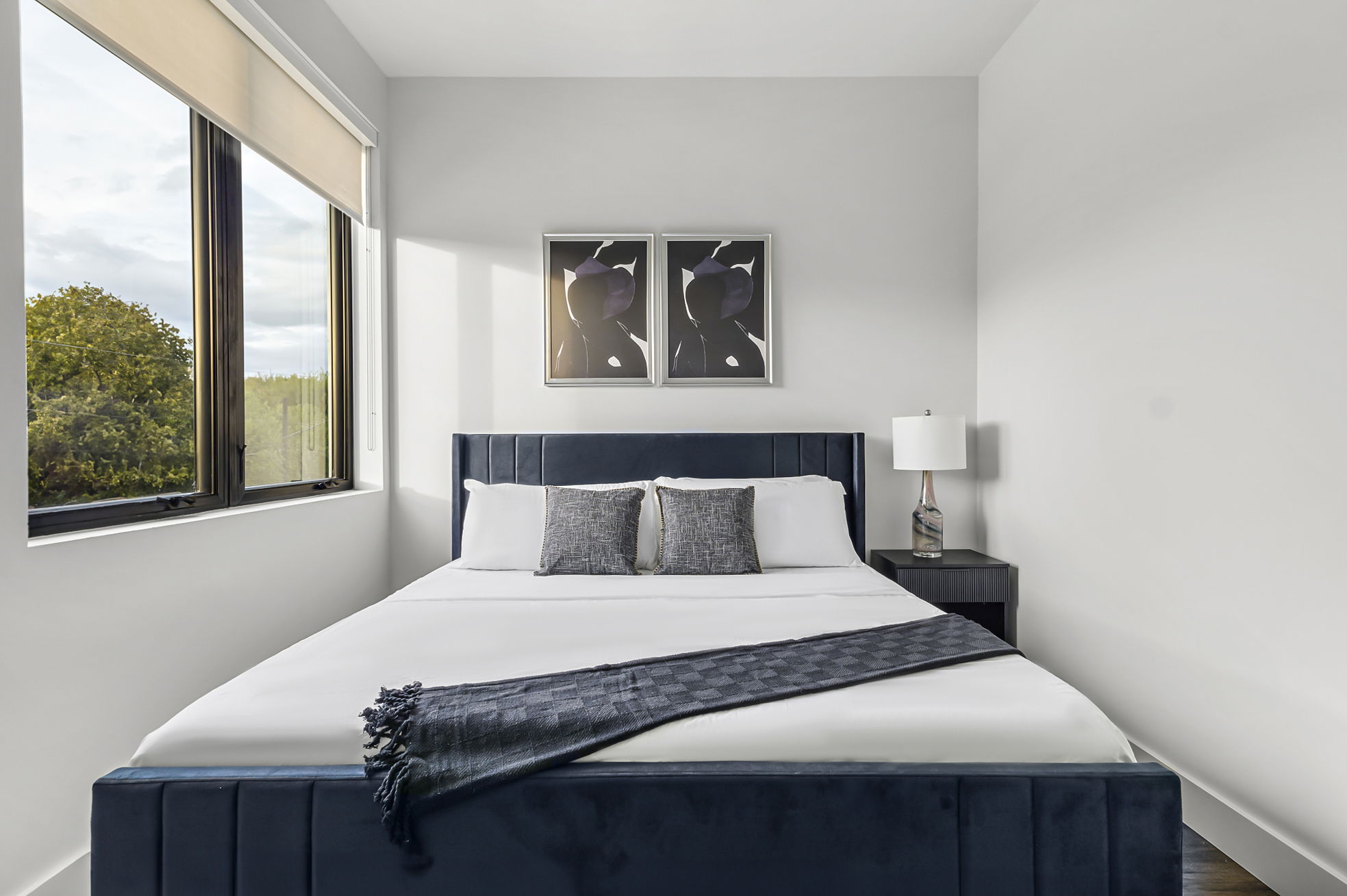 5515 Humming Bird Lane, Unit 309 Austin, TX 78745 - Photo 15 of 38 a bedroom with a large bed and a large window