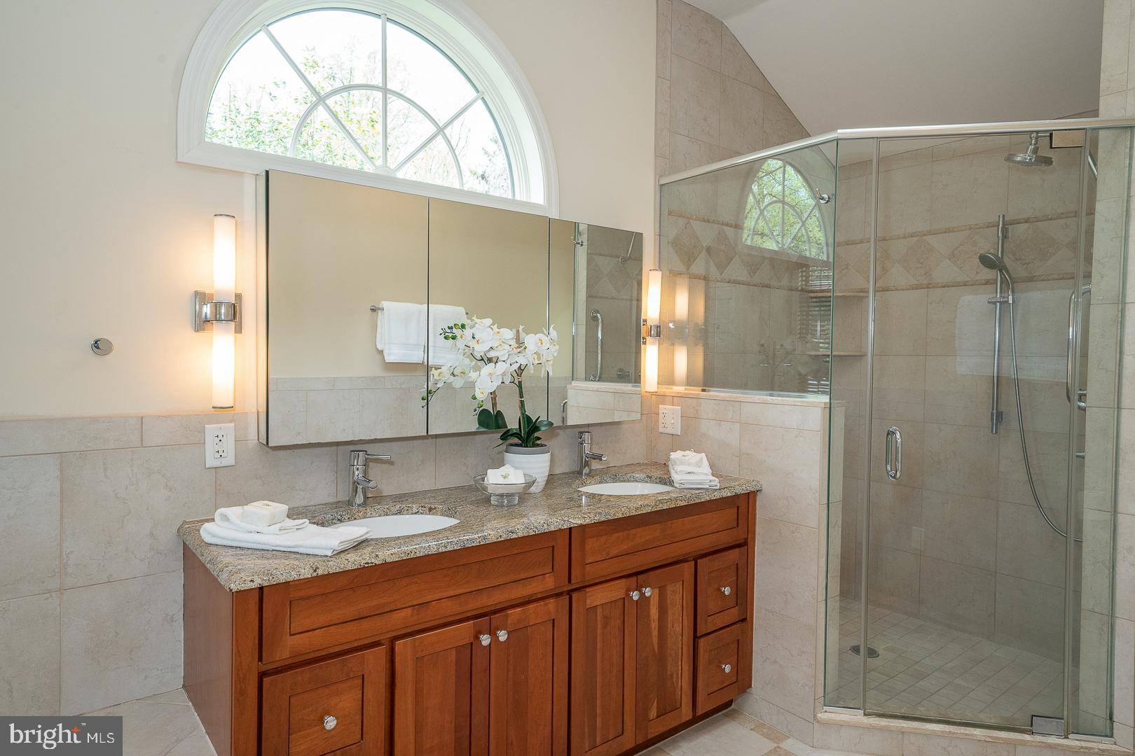 586 Mount View Road Berwyn, PA 19312 - Photo 27 of 47 Main Bath