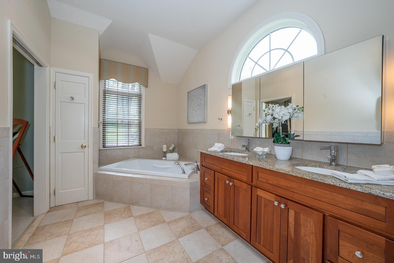 586 Mount View Road Berwyn, PA 19312 - Photo 28 of 47 Main Bath