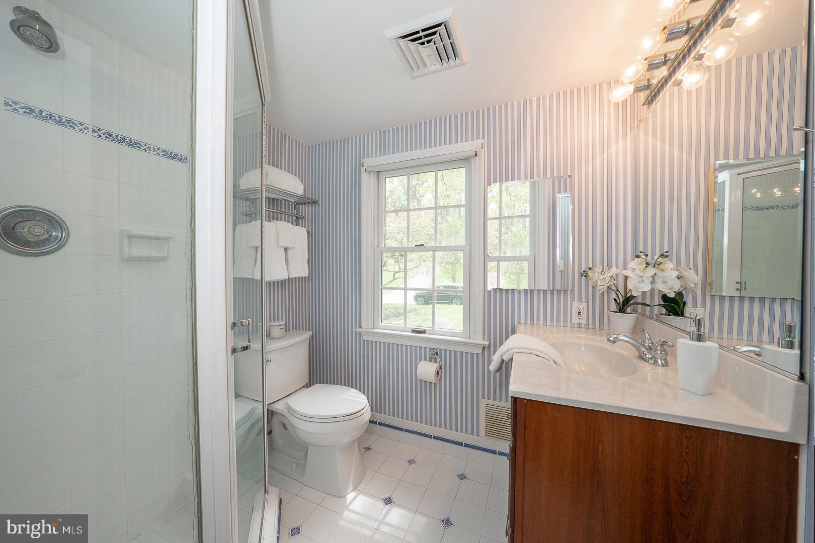 586 Mount View Road Berwyn, PA 19312 - Photo 30 of 47 Hall Bath #1