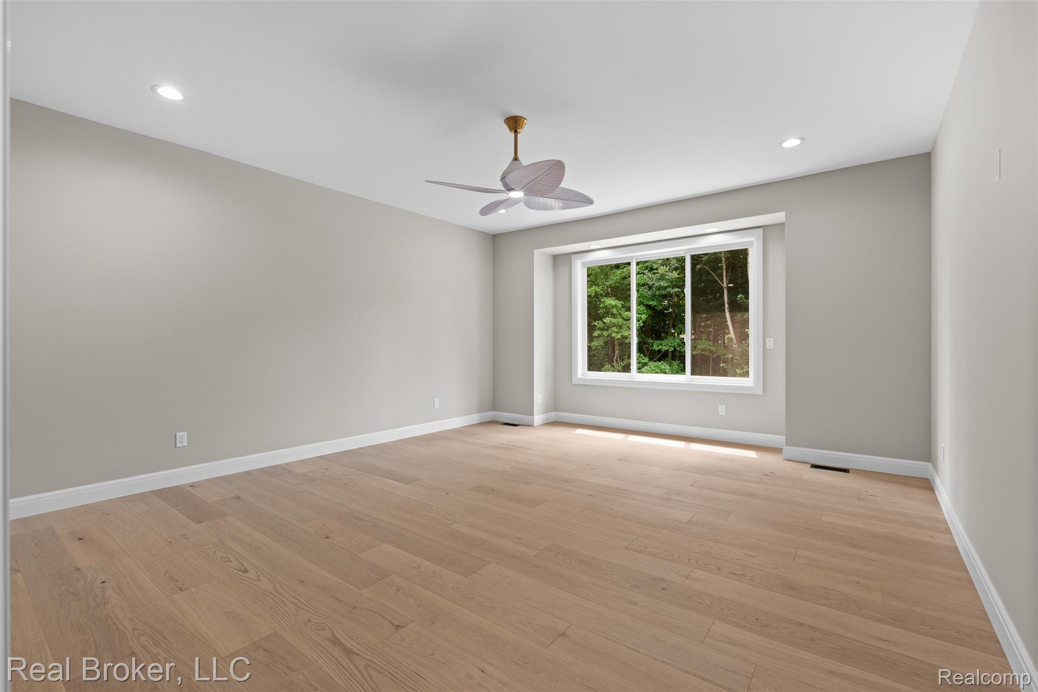 12114 22 Mile Road Utica, MI 48315 - Photo 33 of 70 Spacious room featuring light wood-finish flooring, recessed lighting, and a modern ceiling fan