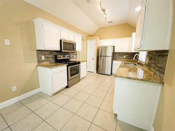 $2,500 | 1524 High Pointe Lane, Cedar Hill, TX 75104