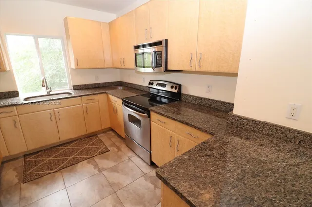 $3,300 | 609 Northeast 28th Street, Unit 3, Wilton Manors, FL 33334