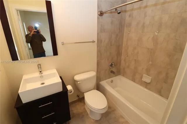 $3,300 | 609 Northeast 28th Street, Unit 3, Wilton Manors, FL 33334