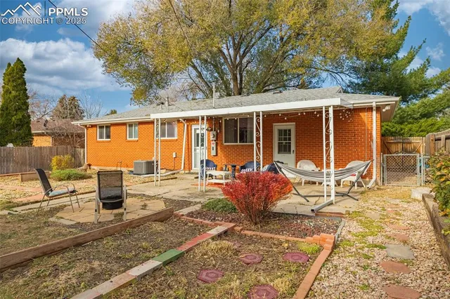 a view of a backyard with fountain