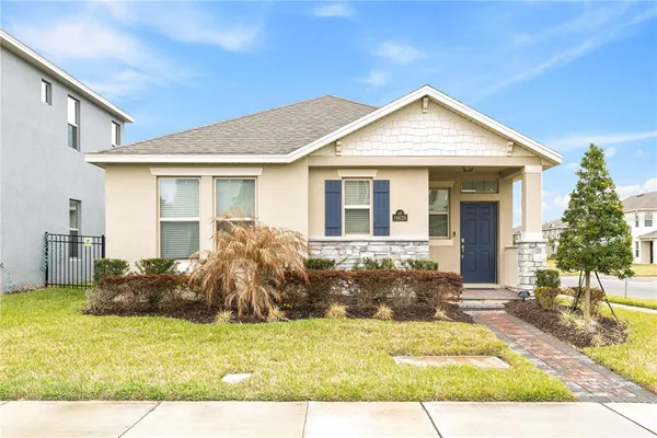 a view of a house with yard