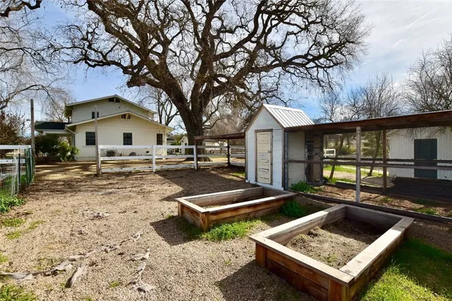 a view of a yard in front of the house