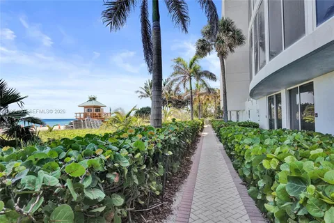 $3,045,000 | 15901 Collins Avenue, Unit 4301, Sunny Isles Beach, FL 33160
