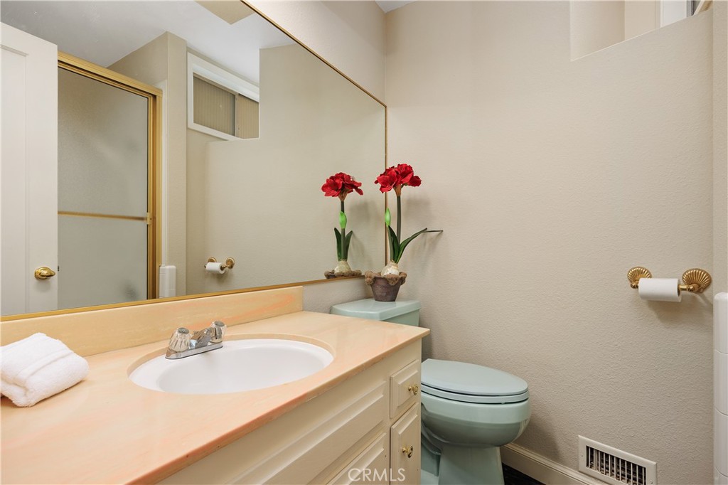 2086 Playa Road Carlsbad, CA 92009 - Photo 38 of 44 En Suite Bathroom