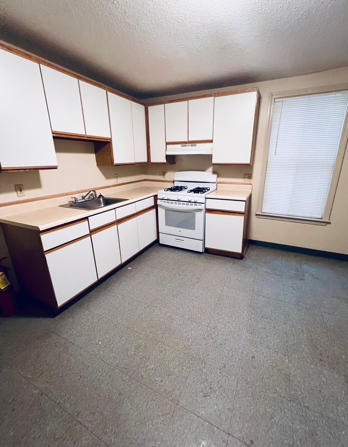 194 Spruce Street Manchester, NH 03103 - Photo 7 of 23