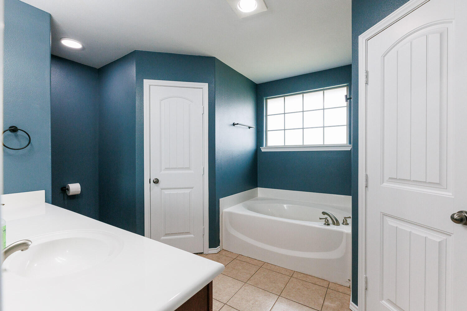6933 35th Street Lubbock, TX 79407 - Photo 26 of 50 Primary Bathroom
