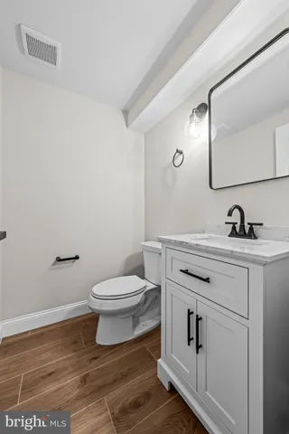 a view of front of a house with a yard