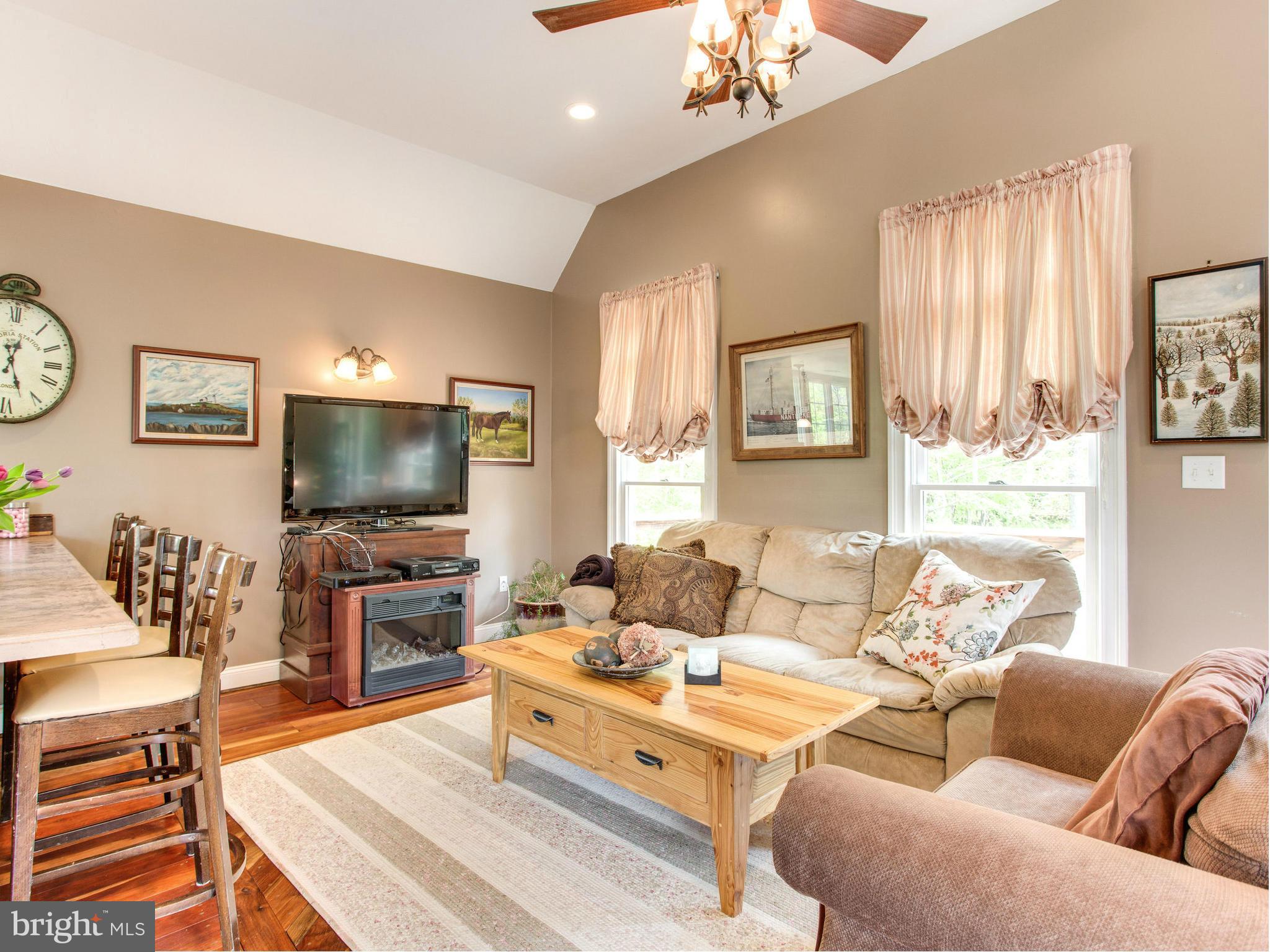 23473 Potts Mill Road Middleburg, VA 20117 - Photo 16 of 30 LIVING ROOM IN GUEST HOUSE