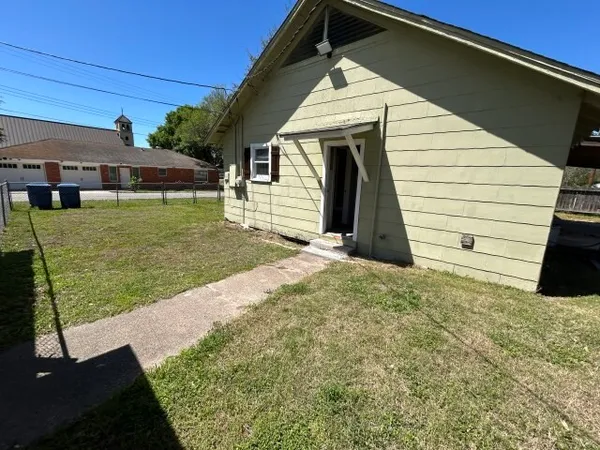 a view of a back yard of the house