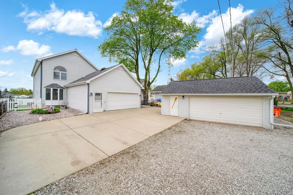 $599,000 | 217 North Lakeside Drive, Michigan Center, MI 49254