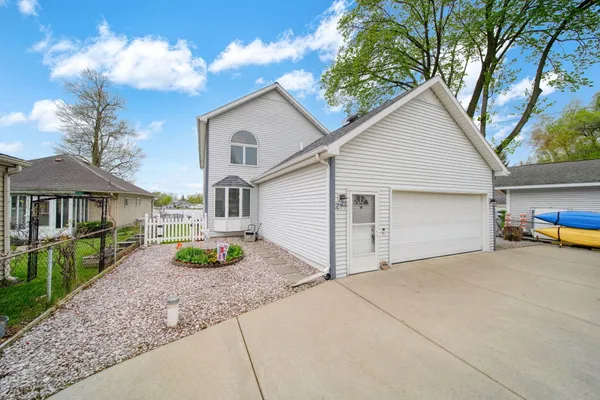 $599,000 | 217 North Lakeside Drive, Michigan Center, MI 49254