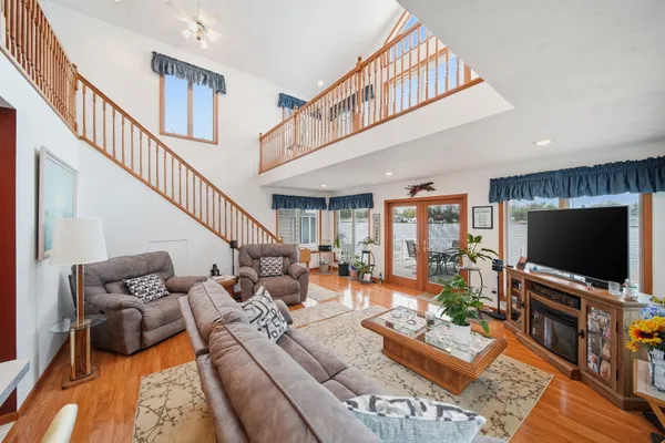 $599,000 | 217 North Lakeside Drive, Michigan Center, MI 49254