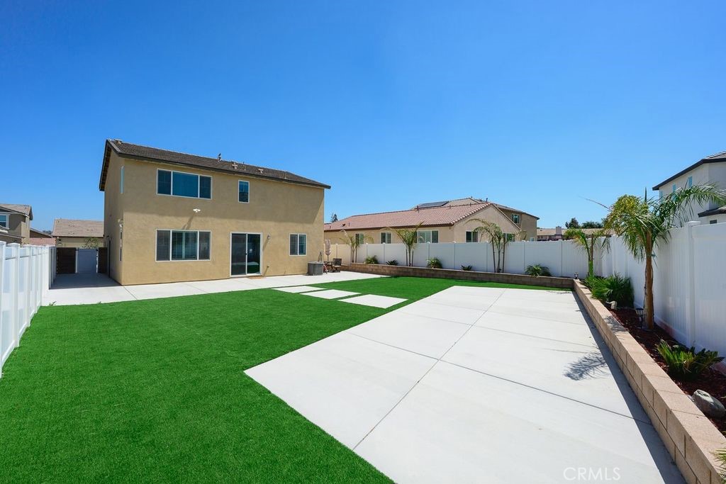 324 Castaic Way Rialto, CA 92377 - Photo 41 of 50