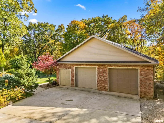 $865,000 | 215 Surrey Lane, East Peoria, IL 61611