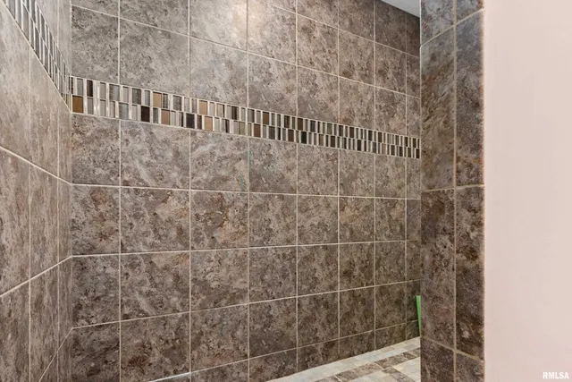 $865,000 | 215 Surrey Lane, East Peoria, IL 61611