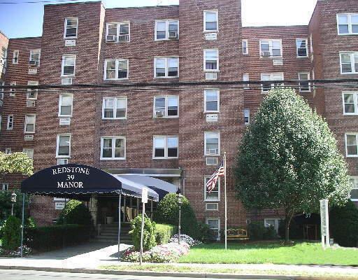39 Glenbrook Road, Unit 3D Stamford, CT 06902 - Photo 1 of 1 a front view of a building with garden