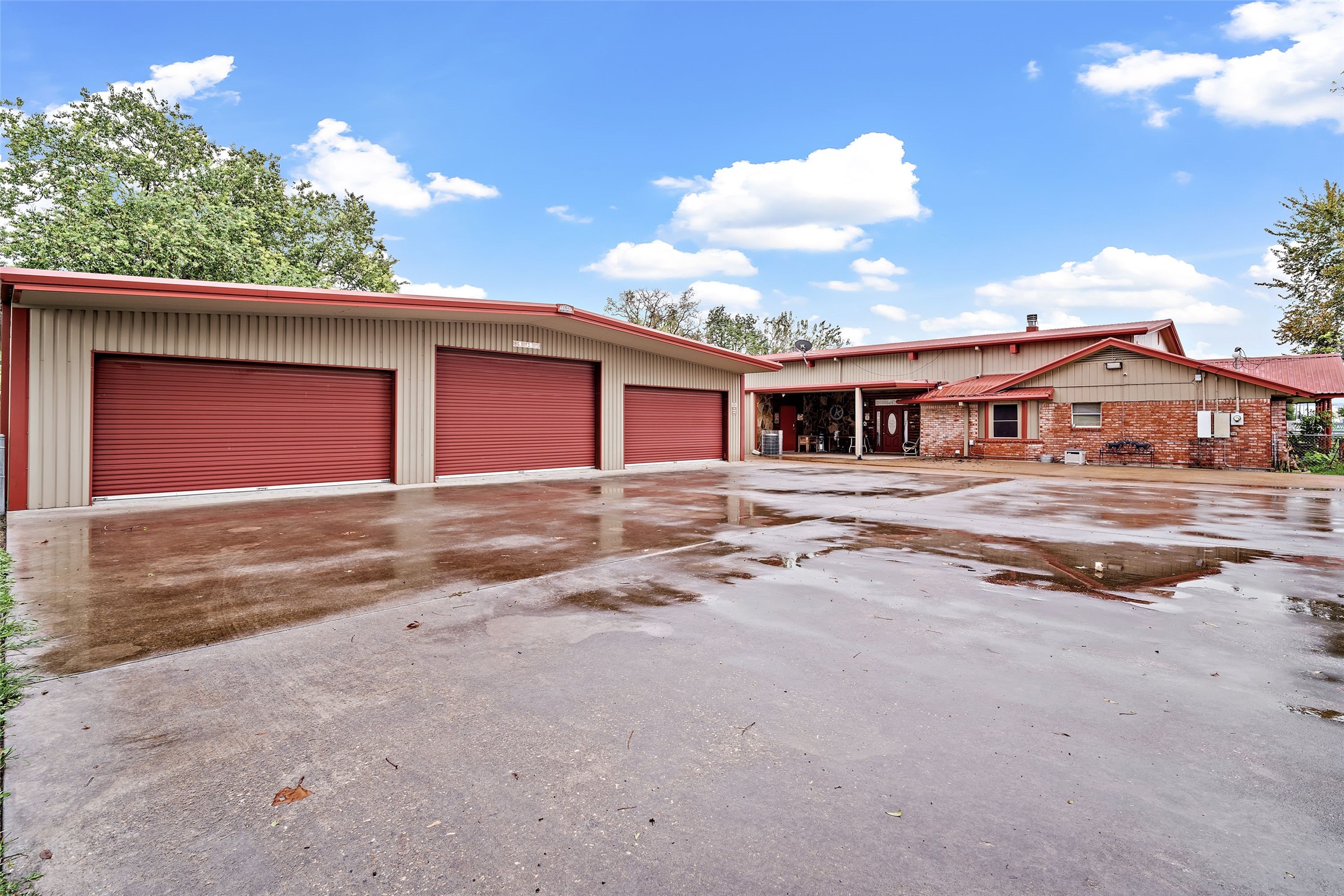 7438 Wright Road Houston, TX 77041 - Photo 18 of 50 The large whare house/garage next to the main house on the property.