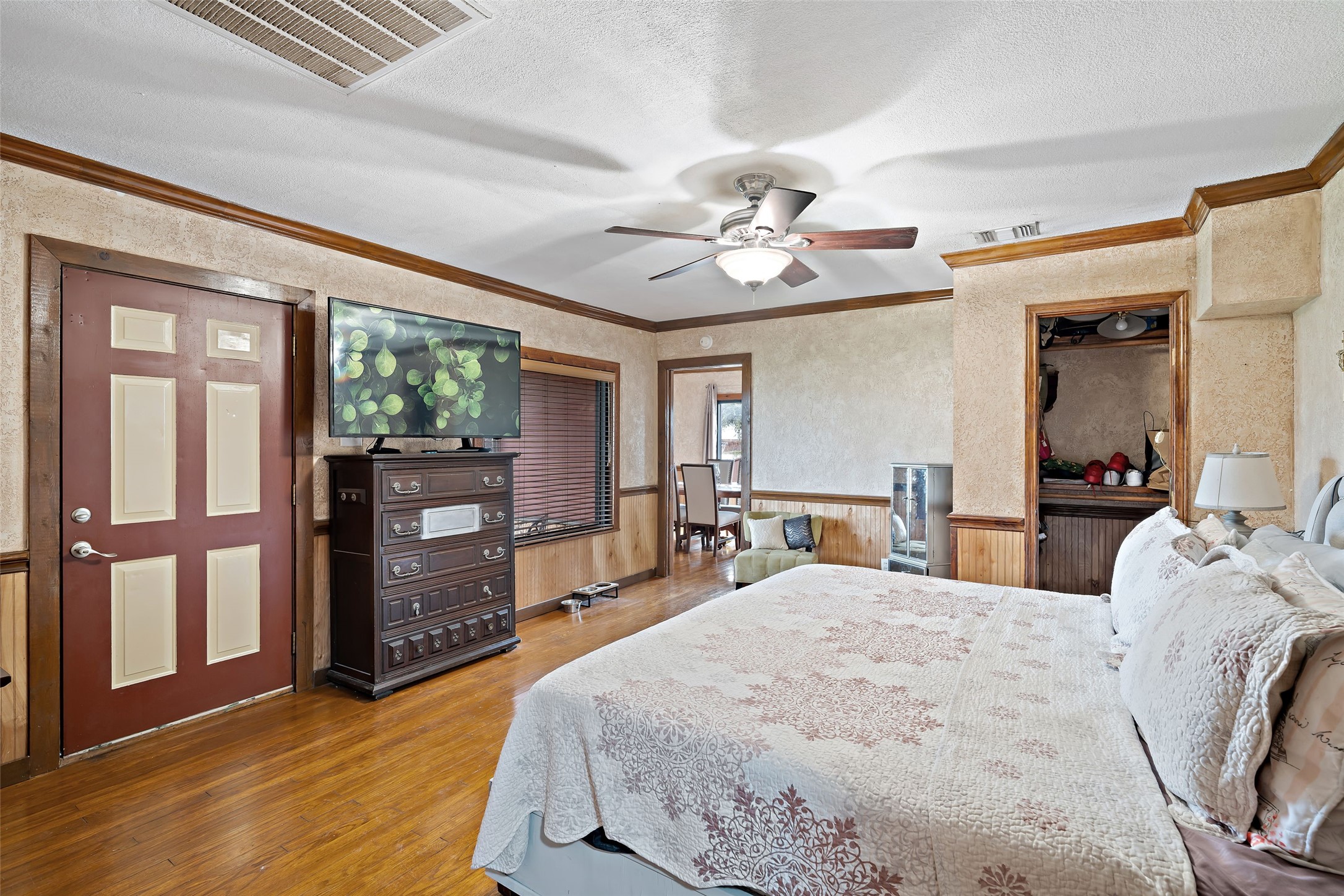 7438 Wright Road Houston, TX 77041 - Photo 23 of 50 One of the bedrooms in the guest house.
